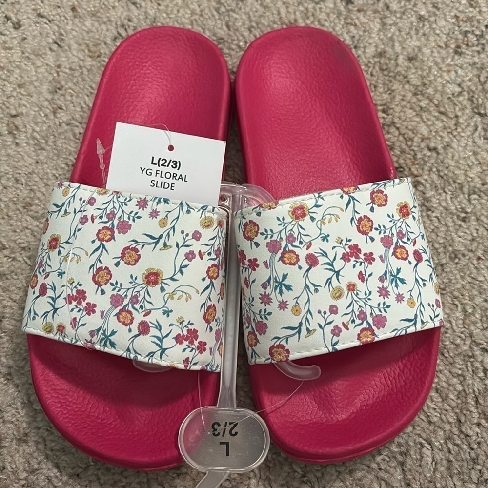 🛍️NWT FUSIA FLORAL SLIDES SIZE 2-3 Little Girls)